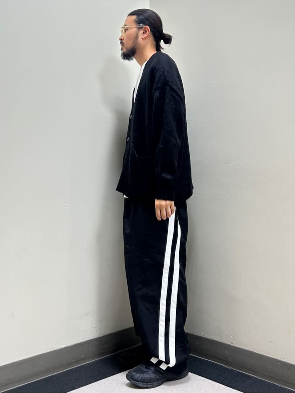 ブラック系のその他パンツ、ブラック系のカーディガン/ボレロを着用したメンズの夏コーディネートの2枚目の写真