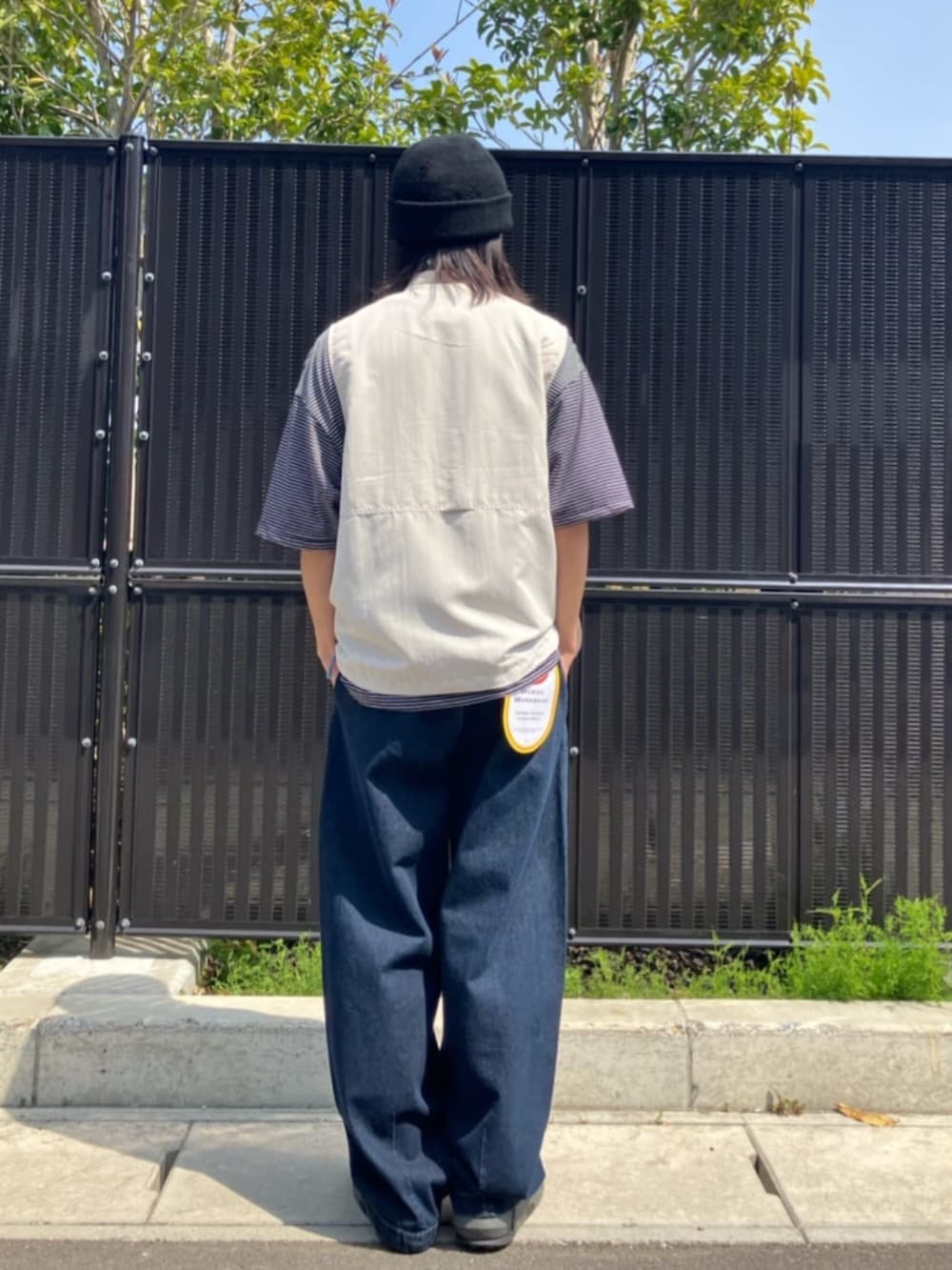 ブルー系のチノパンツ、その他のTシャツ/カットソー、グレー系のその他アウターを着用したメンズの春コーディネートの3枚目の写真