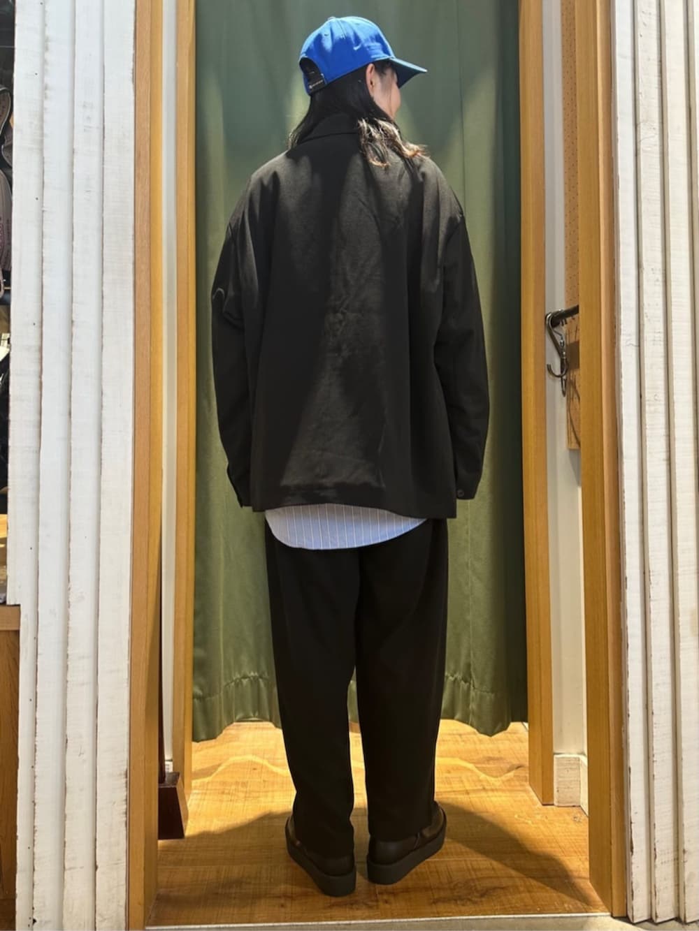 ブラック系のセットアップ、ブルー系のシャツ/ブラウス、ブルー系のキャップを着用したレディースの夏コーディネートの3枚目の写真