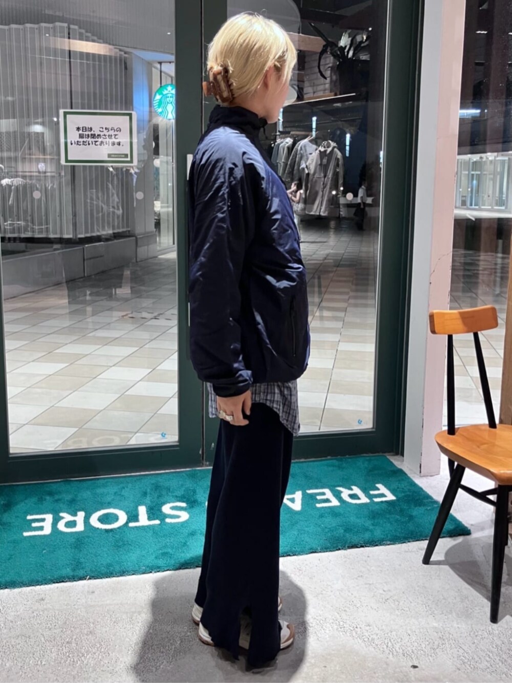 ブルー系のブルゾン、ブルー系のその他パンツを着用したレディースの秋コーディネートの2枚目の写真