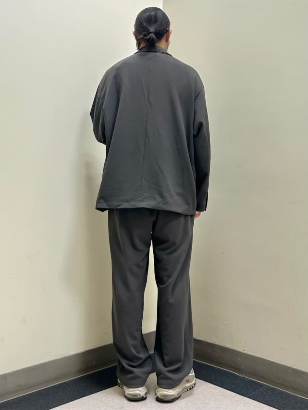 グレー系のセットアップを着用したメンズの夏コーディネートの3枚目の写真