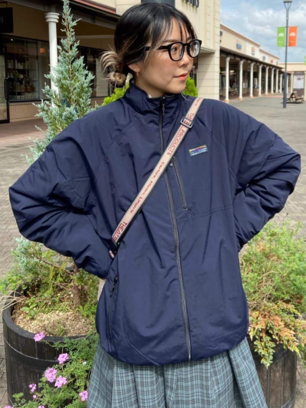 ブルー系のブルゾン、ブルー系のシャツワンピース、ベージュ系のショルダーバッグを着用したレディースの秋コーディネートの4枚目の写真