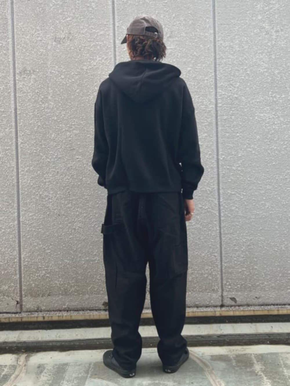 ブラック系のパーカー、ブラック系のその他パンツを着用したメンズの秋コーディネートの3枚目の写真