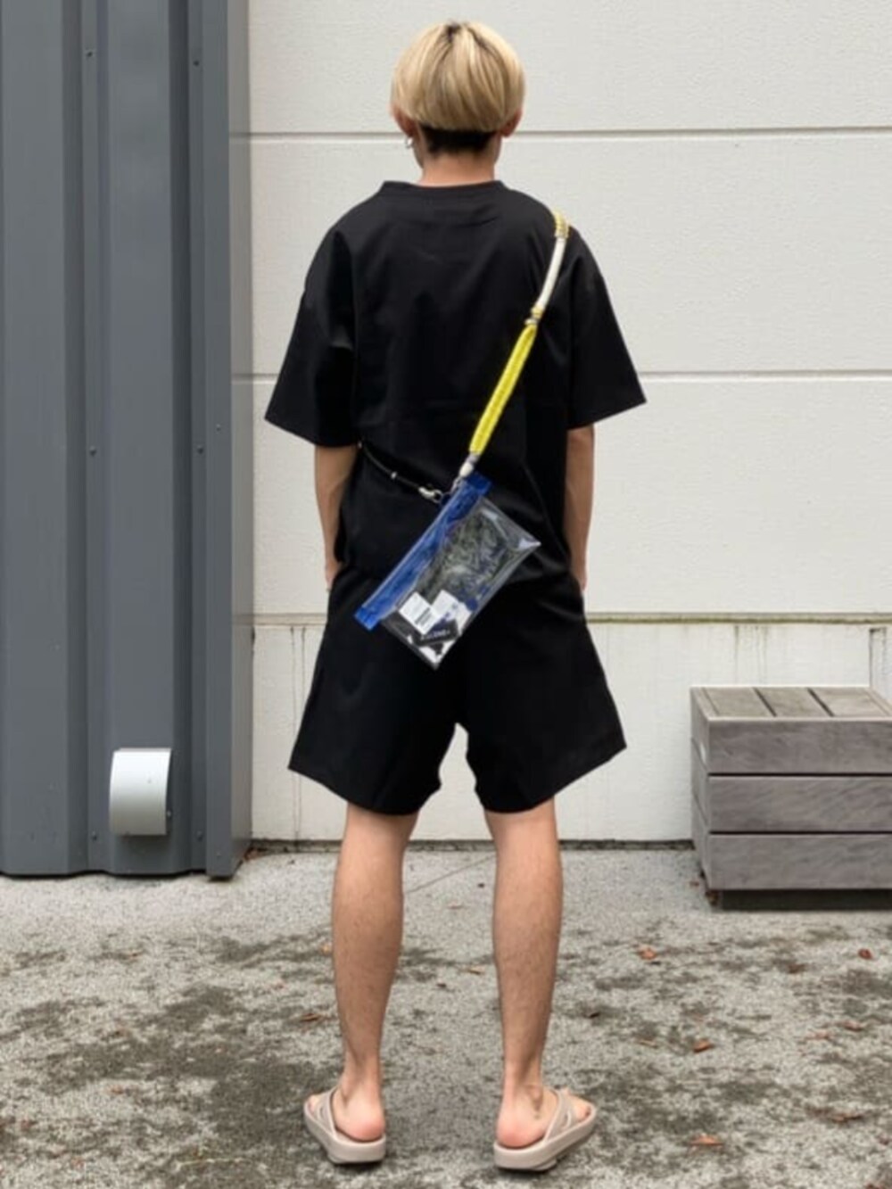 ブラック系のTシャツ/カットソー、ベージュ系のサンダルを着用したメンズの夏コーディネートの3枚目の写真