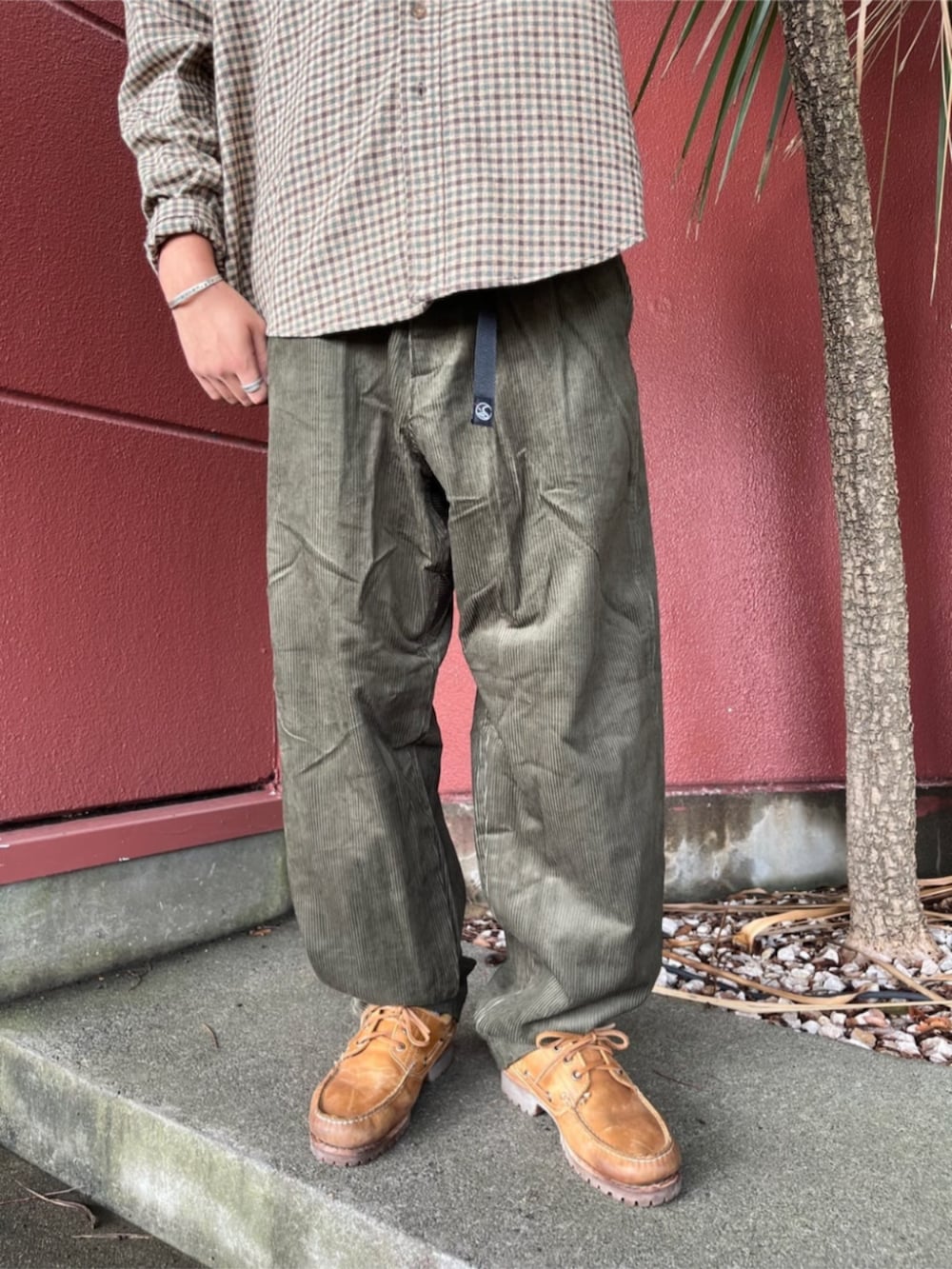 グリーン系のその他パンツ、グリーン系のシャツ/ブラウス、ブラウン系のサングラスを着用したメンズの夏コーディネートの3枚目の写真