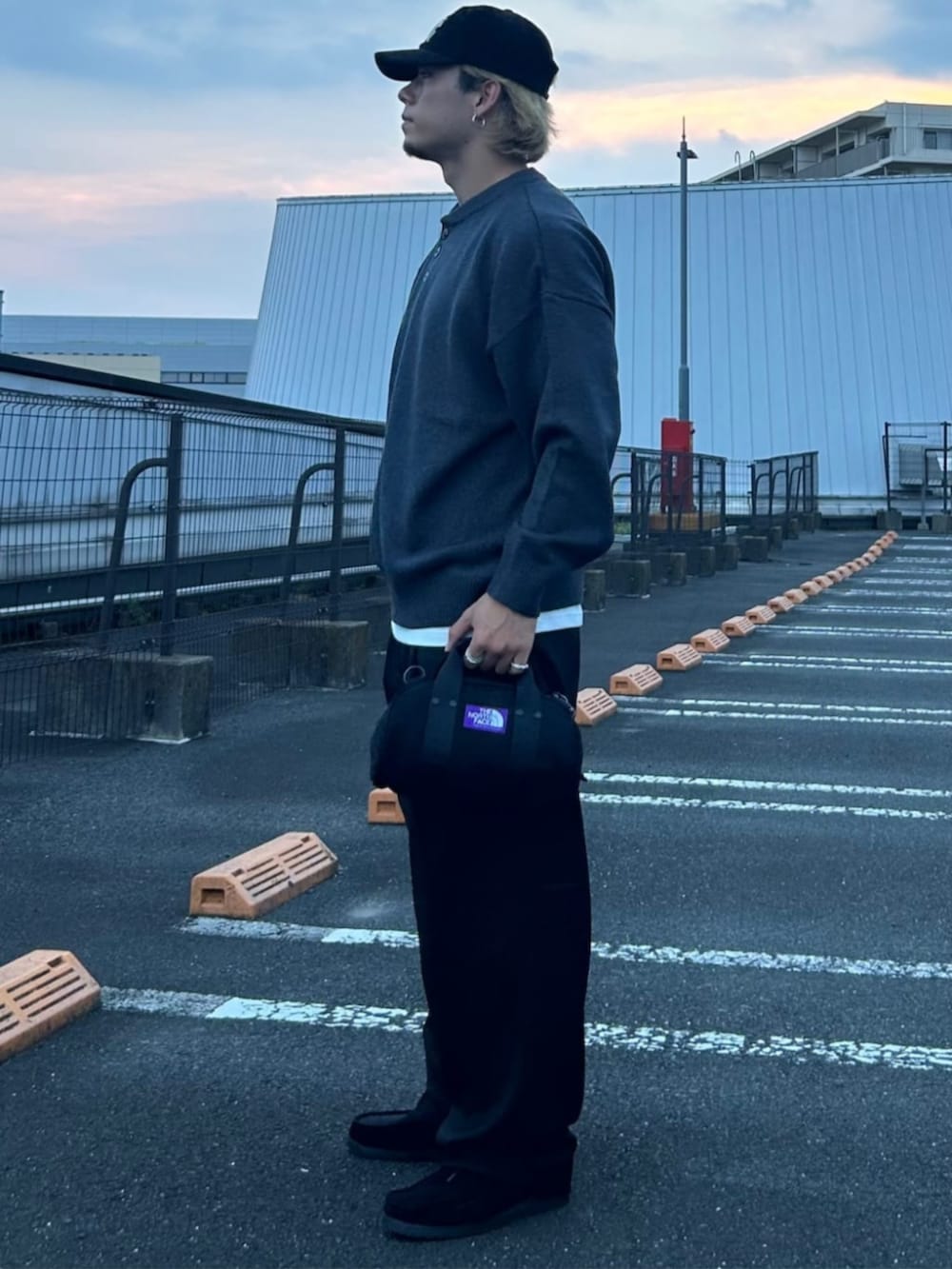 ブラック系のスラックス、グレー系のニット/セーターを着用したメンズの秋コーディネートの2枚目の写真