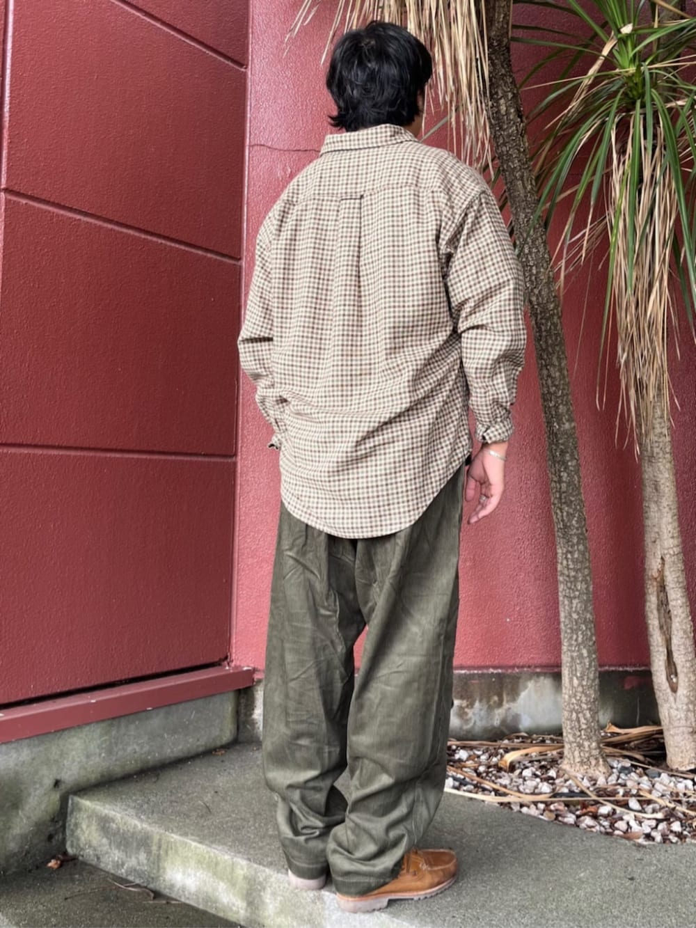 グリーン系のその他パンツ、グリーン系のシャツ/ブラウス、ブラウン系のサングラスを着用したメンズの夏コーディネートの2枚目の写真