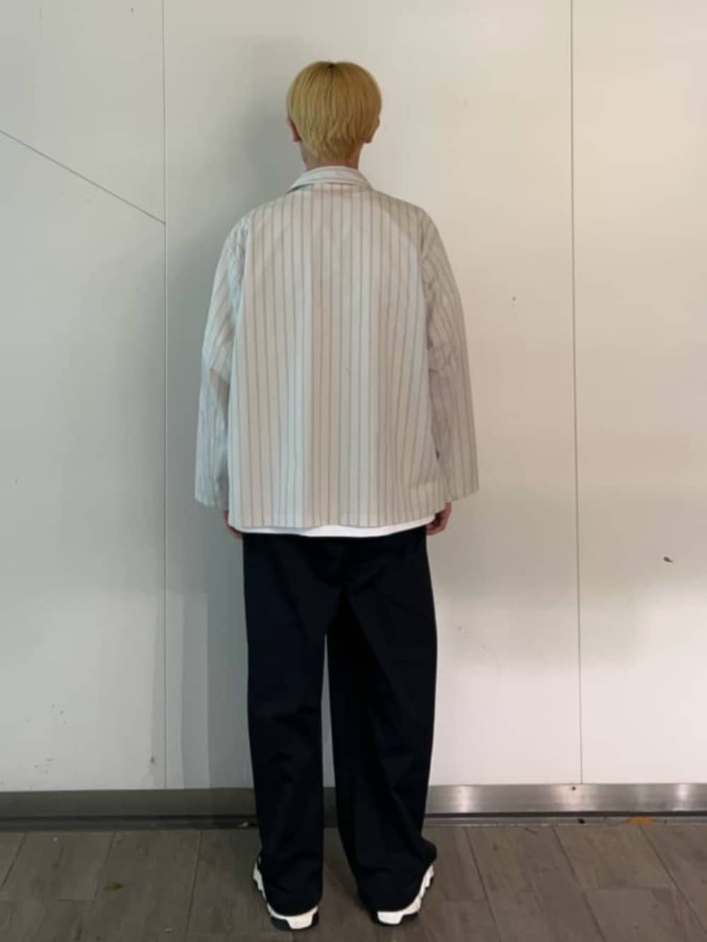 ブラック系のチノパンツを着用したメンズの夏コーディネートの3枚目の写真