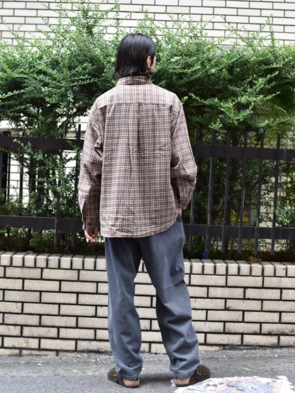 グレー系のチノパンツ、ブラウン系のシャツ/ブラウスを着用したメンズの秋コーディネートの3枚目の写真