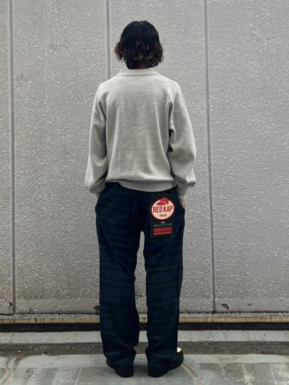 グレー系のニット/セーター、ブルー系のその他パンツを着用したメンズの秋コーディネートの3枚目の写真