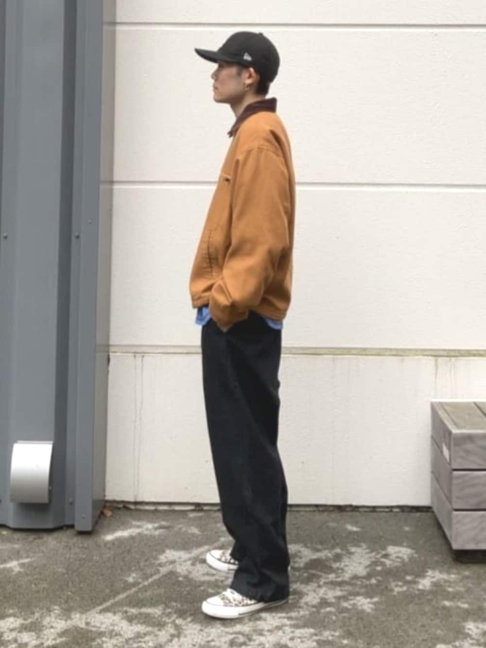 ベージュ系のブルゾン、ブラック系のデニムパンツを着用したメンズの秋コーディネートの2枚目の写真