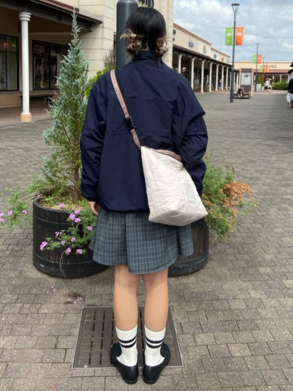 ブルー系のブルゾン、ブルー系のシャツワンピース、ベージュ系のショルダーバッグを着用したレディースの秋コーディネートの3枚目の写真