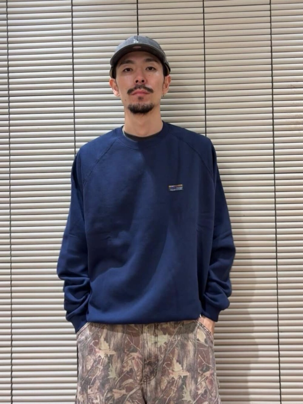 グリーン系のその他パンツ、ブルー系のスウェットを着用したメンズの秋コーディネートの2枚目の写真