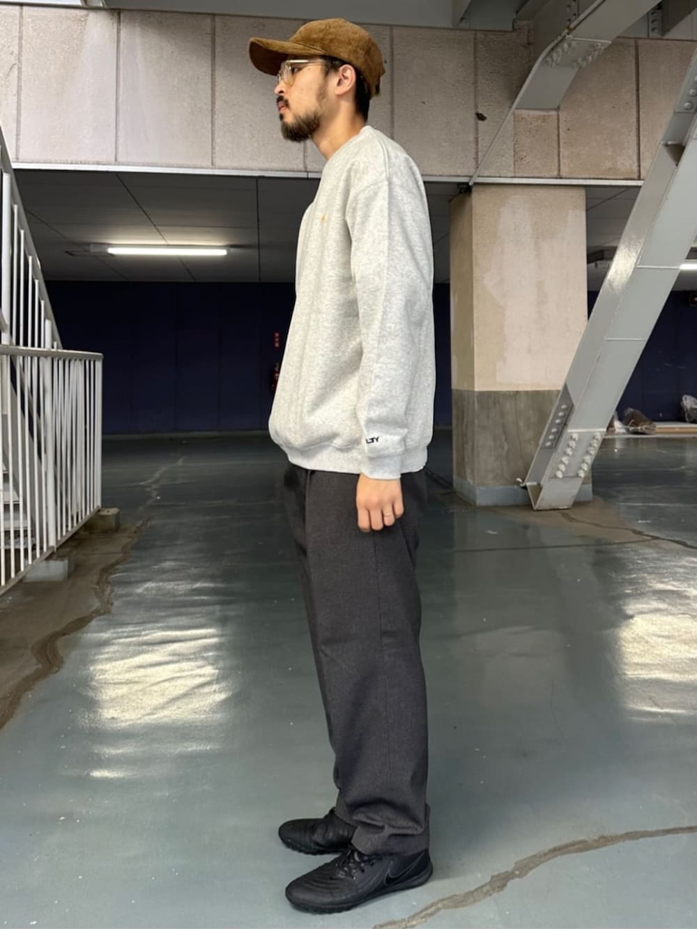 グレー系のスウェット、グレー系のスラックスを着用したメンズの秋コーディネートの2枚目の写真