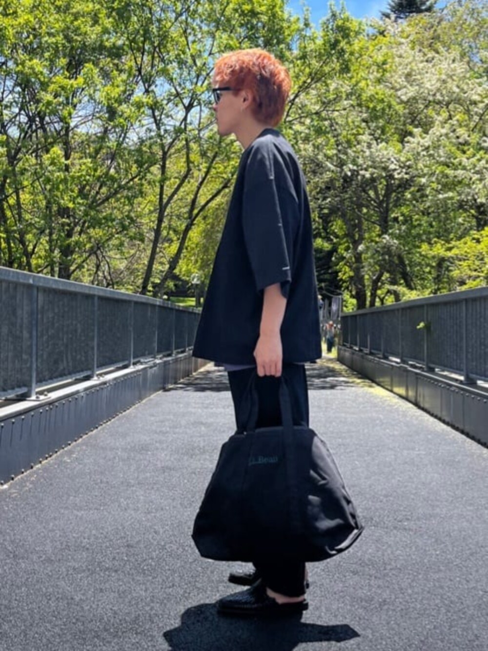 ブラック系のTシャツ/カットソーを着用したメンズの夏コーディネートの2枚目の写真