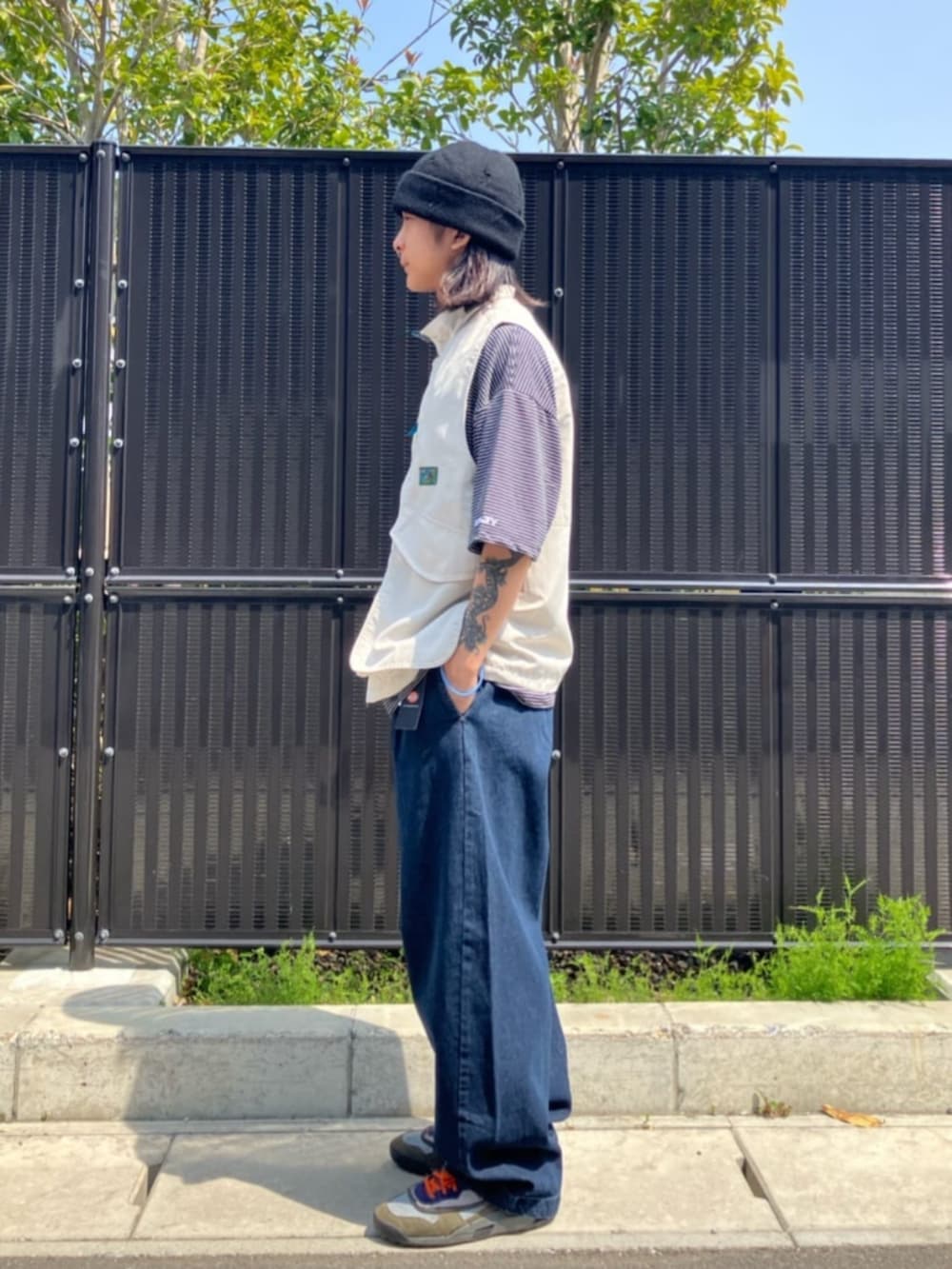 ブルー系のチノパンツ、その他のTシャツ/カットソー、グレー系のその他アウターを着用したメンズの春コーディネートの2枚目の写真