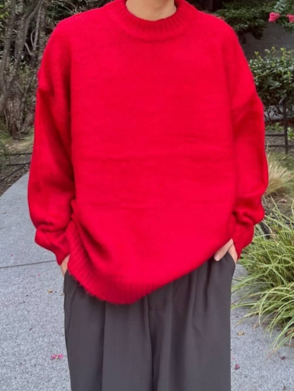 レッド系のニット/セーター、グレー系のセットアップを着用したメンズの夏コーディネートの4枚目の写真