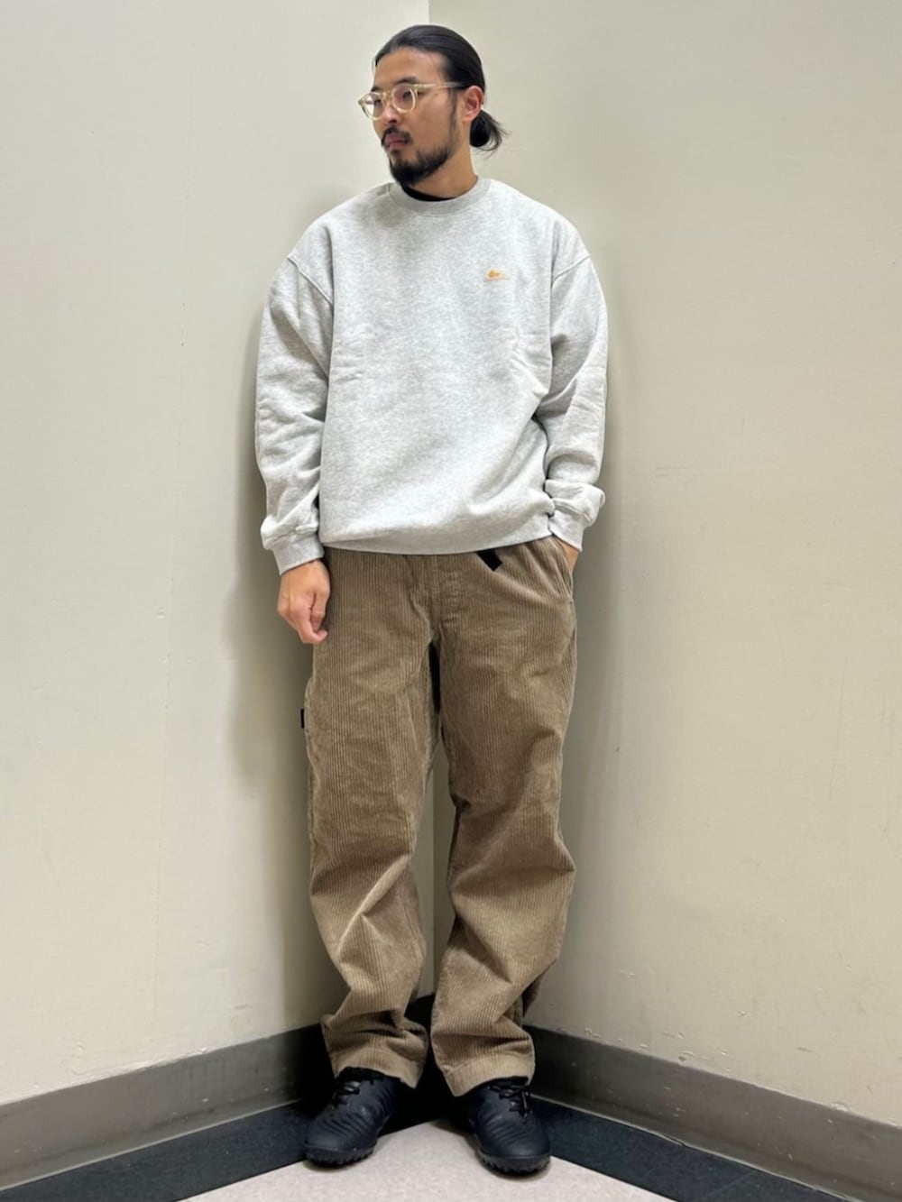 グレー系のスウェット、ベージュ系のその他パンツを着用したメンズの秋コーディネートの2枚目の写真