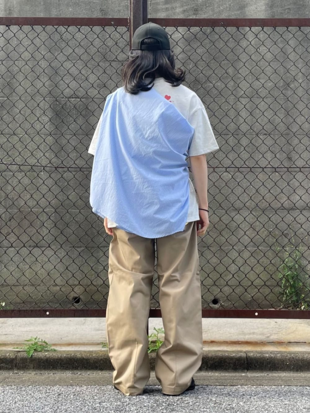 ベージュ系のチノパンツ、グレー系のTシャツ/カットソーを着用したメンズの春コーディネートの3枚目の写真