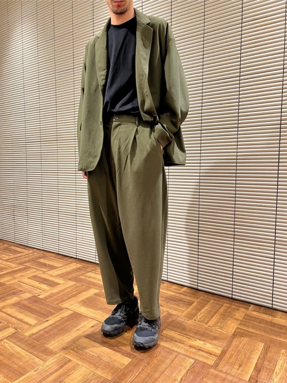 グリーン系のセットアップを着用したメンズの夏コーディネートの4枚目の写真