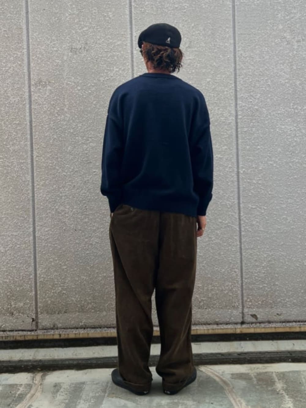 ブルー系のニット/セーター、グリーン系のその他パンツを着用したメンズの秋コーディネートの3枚目の写真