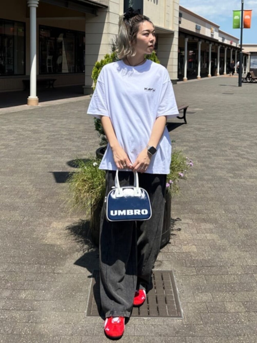 ホワイト系のTシャツ/カットソーを着用したレディースの夏コーディネートの2枚目の写真