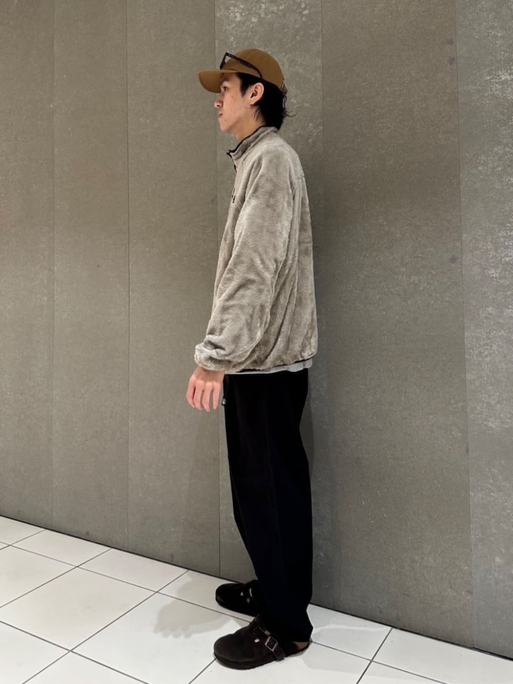 ブラック系のチノパンツ、その他のブルゾンを着用したメンズの秋コーディネートの2枚目の写真