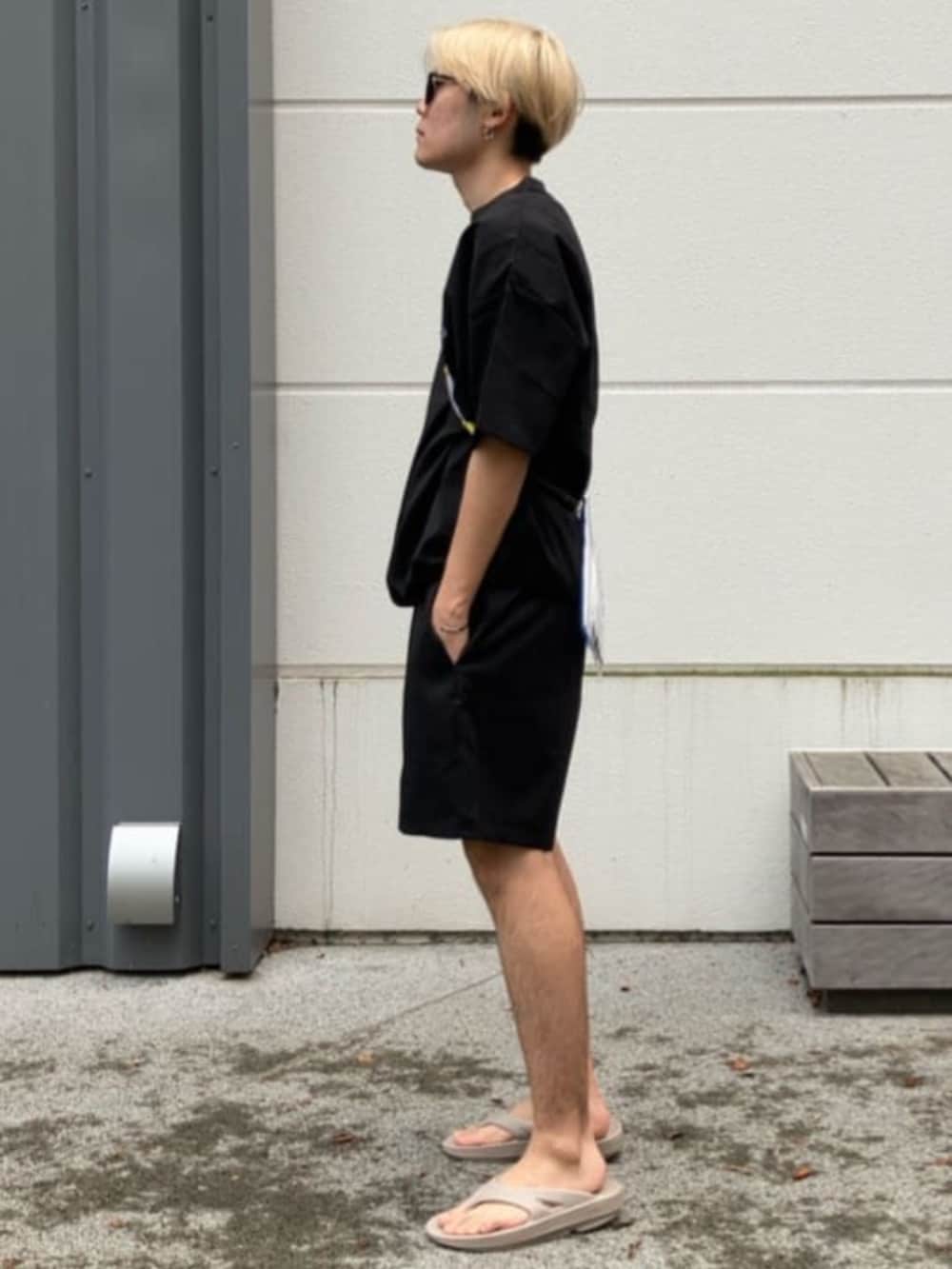 ブラック系のTシャツ/カットソー、ベージュ系のサンダルを着用したメンズの夏コーディネートの2枚目の写真