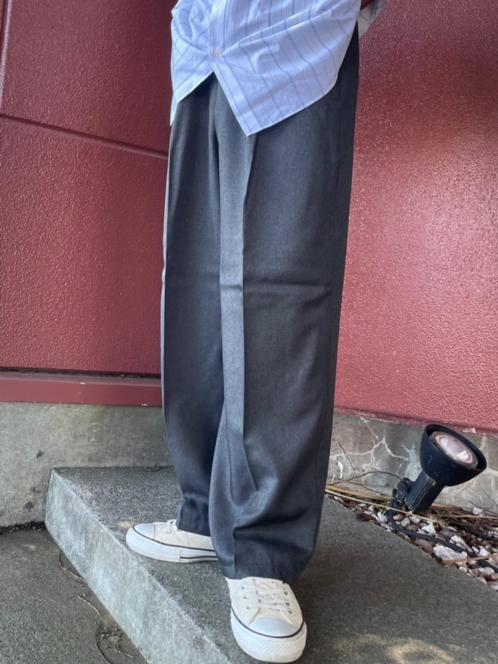 ホワイト系のシャツ/ブラウス、グレー系のスラックス、ブルー系のキャップを着用したメンズの夏コーディネートの4枚目の写真