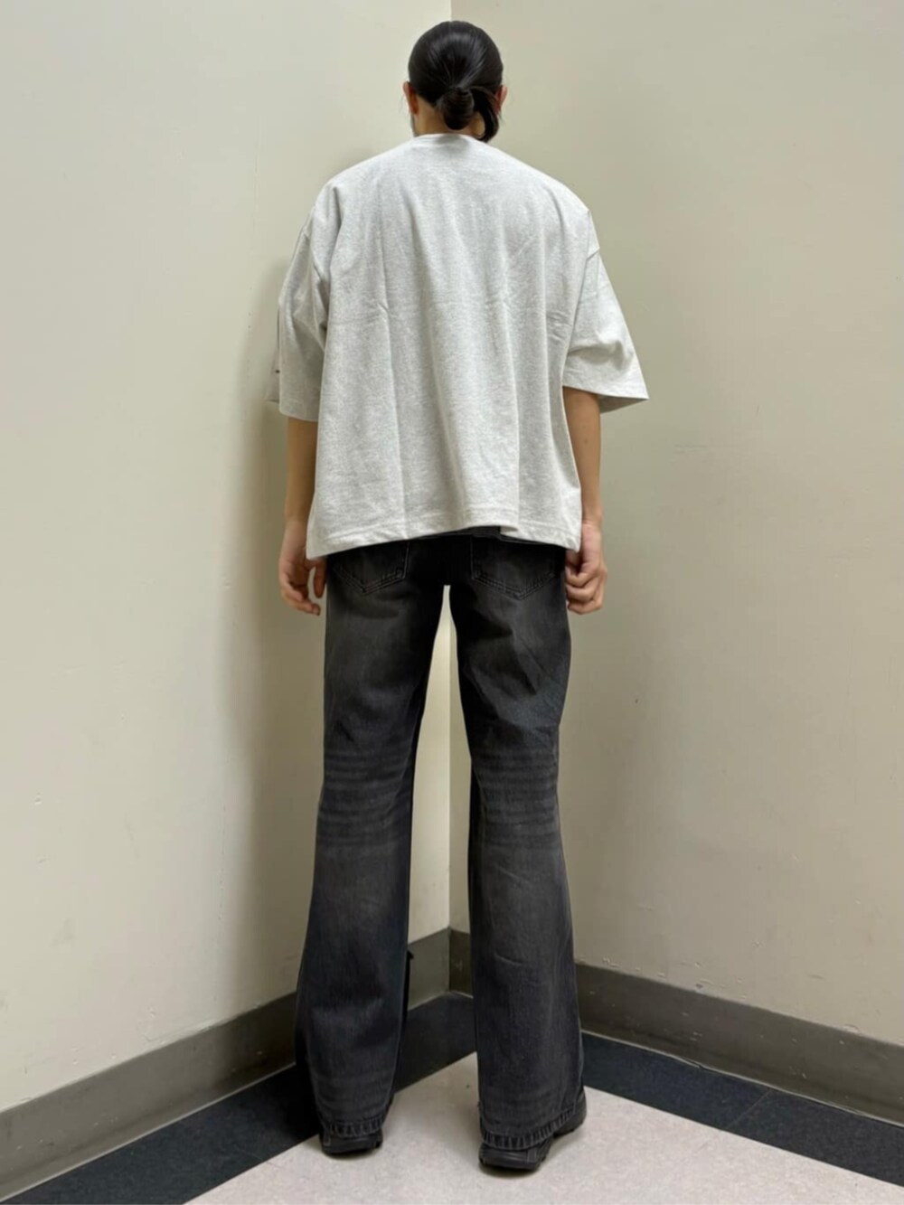 グレー系のTシャツ/カットソー、ブラック系のその他パンツを着用したメンズの春コーディネートの3枚目の写真