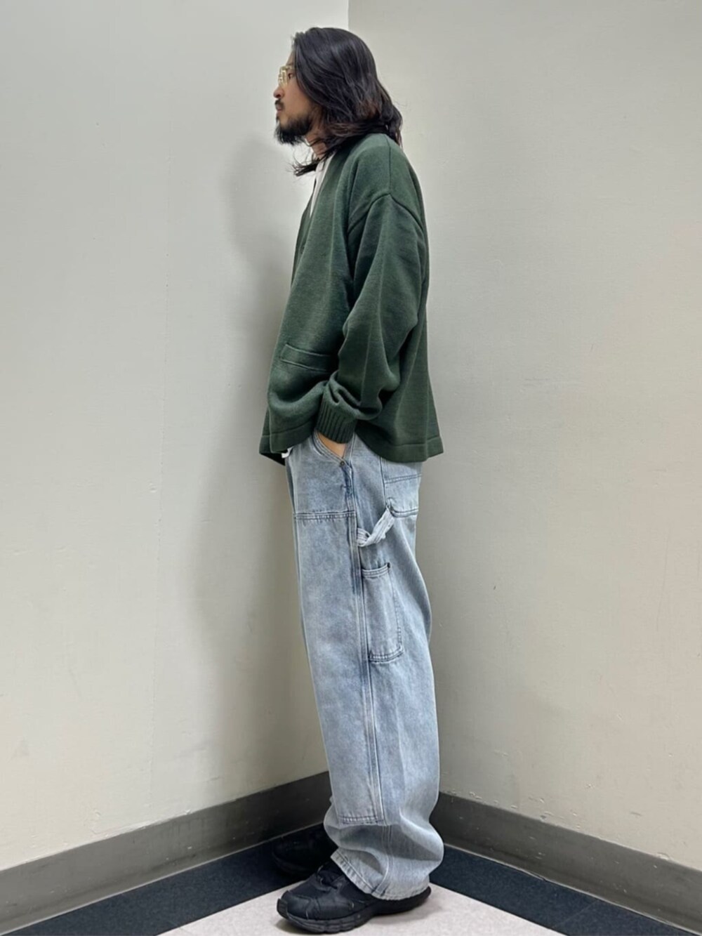 ブルー系のデニムパンツ、グリーン系のカーディガン/ボレロを着用したメンズの夏コーディネートの2枚目の写真