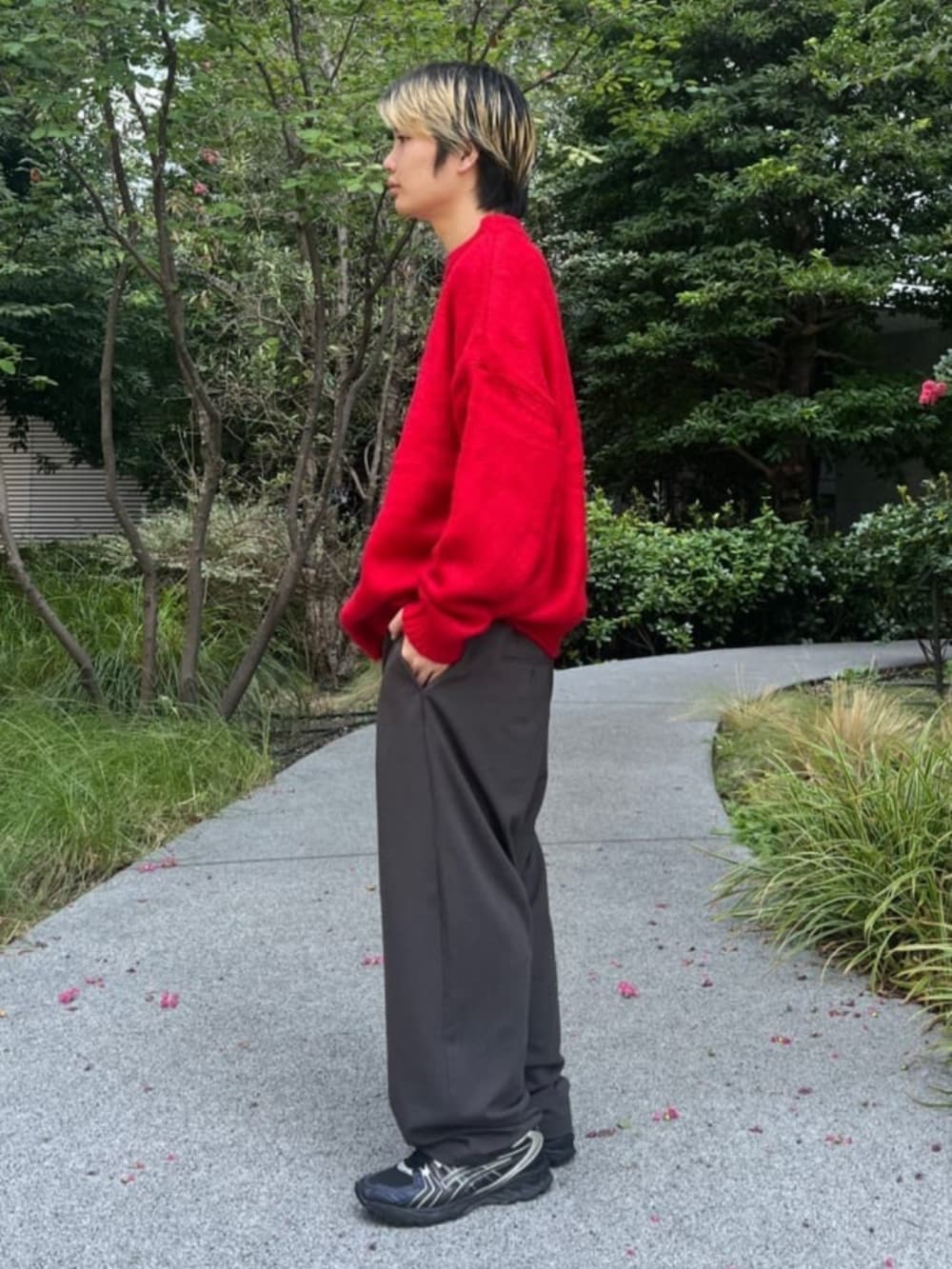 レッド系のニット/セーター、グレー系のセットアップを着用したメンズの夏コーディネートの2枚目の写真