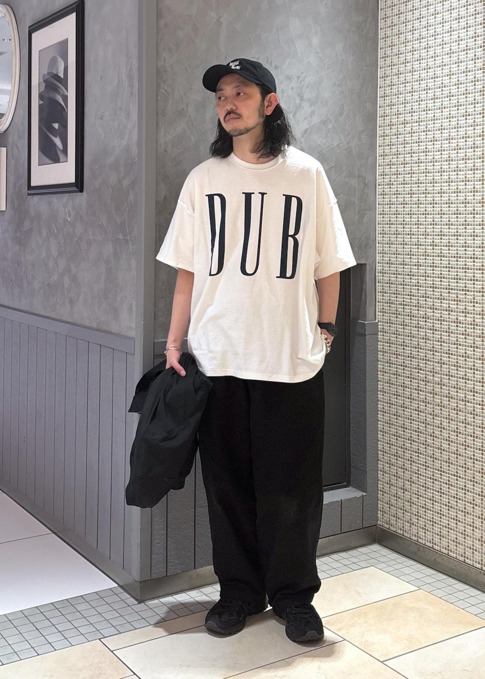 ブラック系のブルゾンを着用したメンズの春コーディネートの6枚目の写真