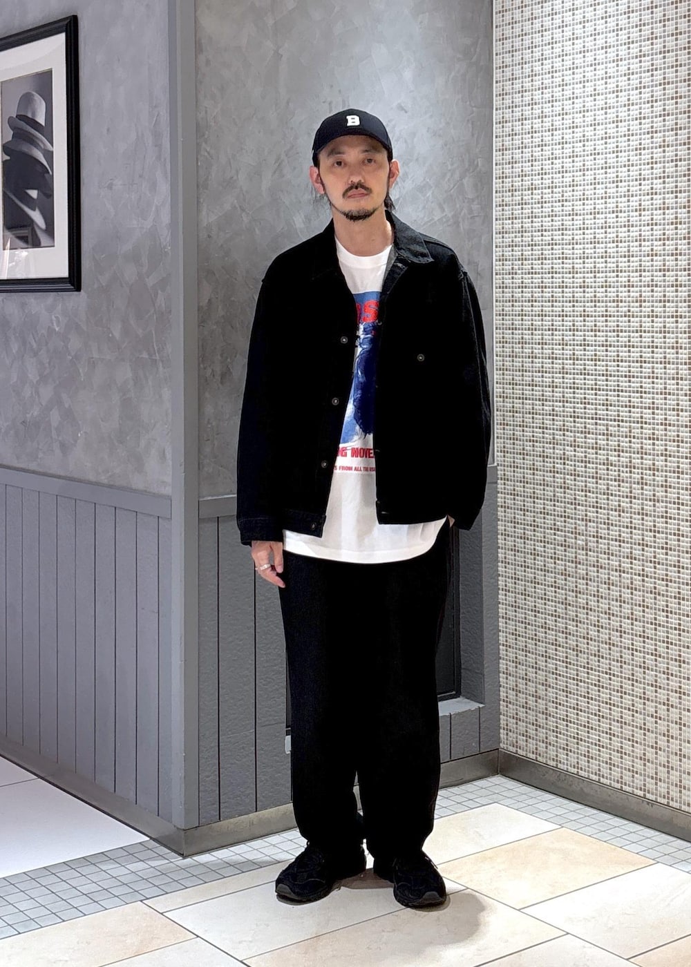 ブラック系のデニムパンツ、ブラック系のデニムジャケット、ブラック系のTシャツ/カットソーを着用したメンズの夏コーディネートの2枚目の写真