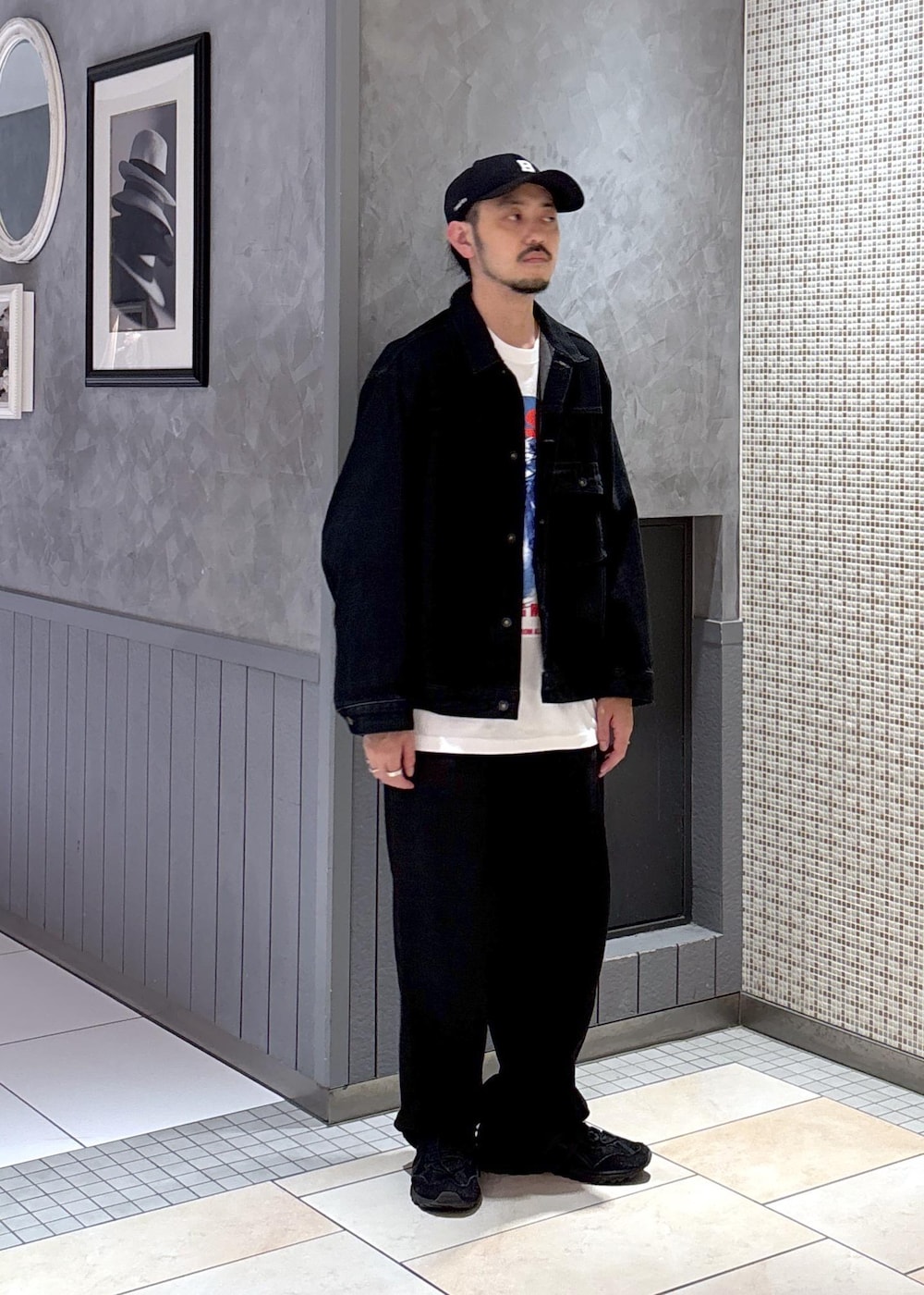 ブラック系のデニムパンツ、ブラック系のデニムジャケット、ブラック系のTシャツ/カットソーを着用したメンズの夏コーディネートの3枚目の写真