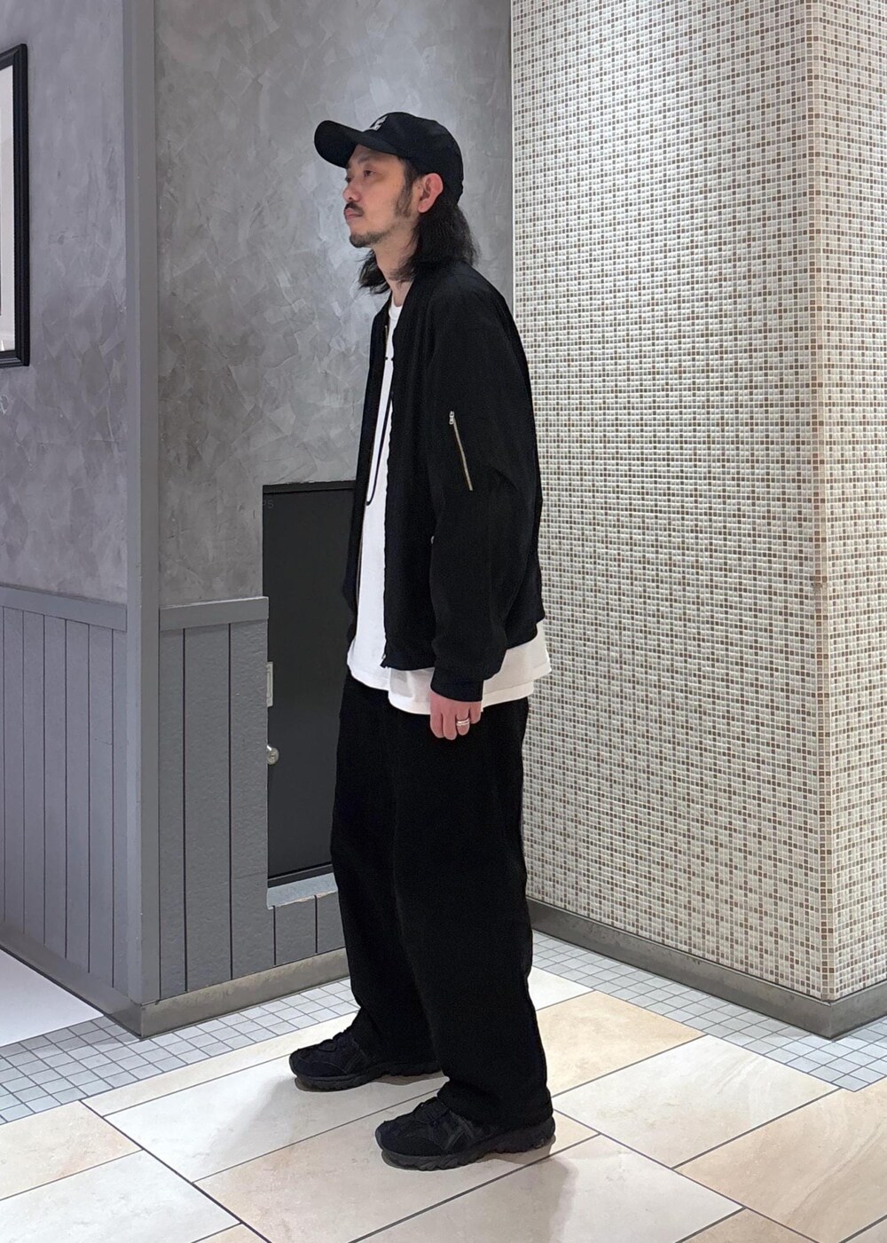 ブラック系のブルゾンを着用したメンズの春コーディネートの4枚目の写真