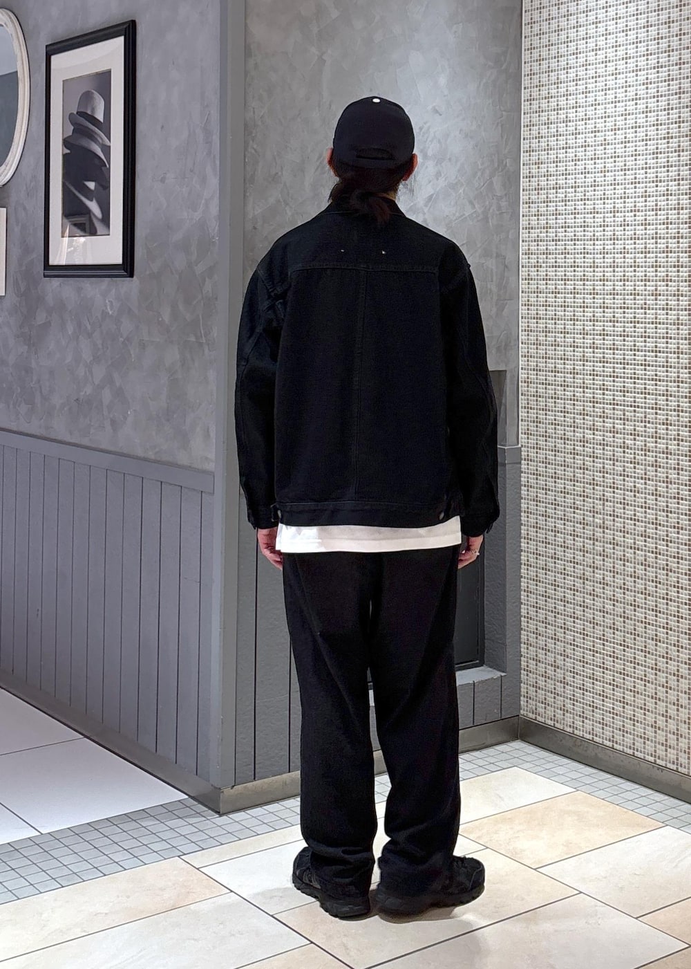 ブラック系のデニムパンツ、ブラック系のデニムジャケット、ブラック系のTシャツ/カットソーを着用したメンズの夏コーディネートの5枚目の写真