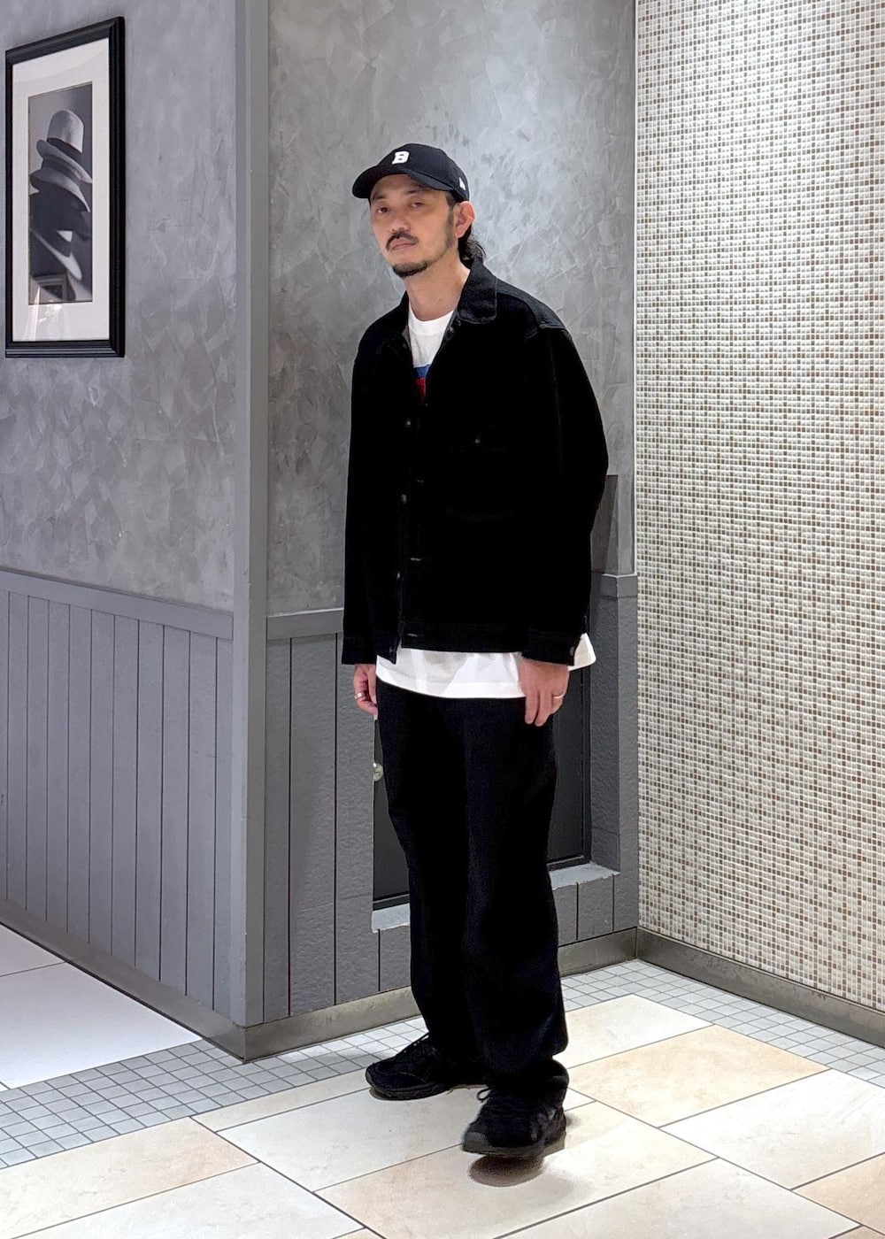 ブラック系のデニムパンツ、ブラック系のデニムジャケット、ブラック系のTシャツ/カットソーを着用したメンズの夏コーディネートの6枚目の写真