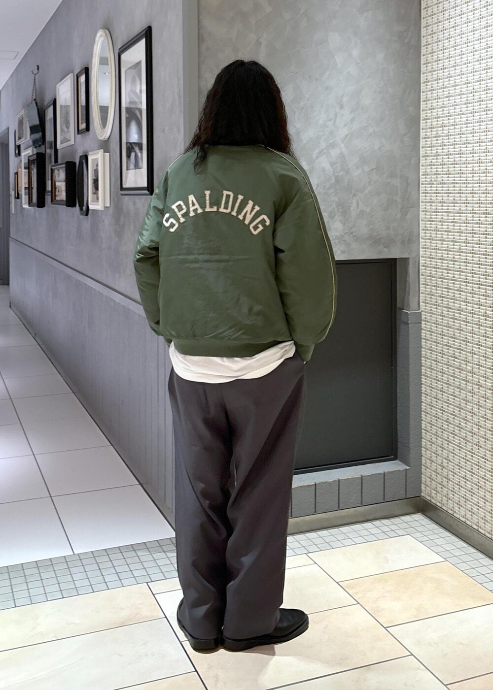 グリーン系のミリタリージャケットを着用したメンズの秋コーディネートの2枚目の写真