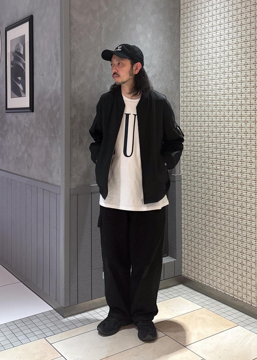 ブラック系のブルゾンを着用したメンズの春コーディネートの2枚目の写真