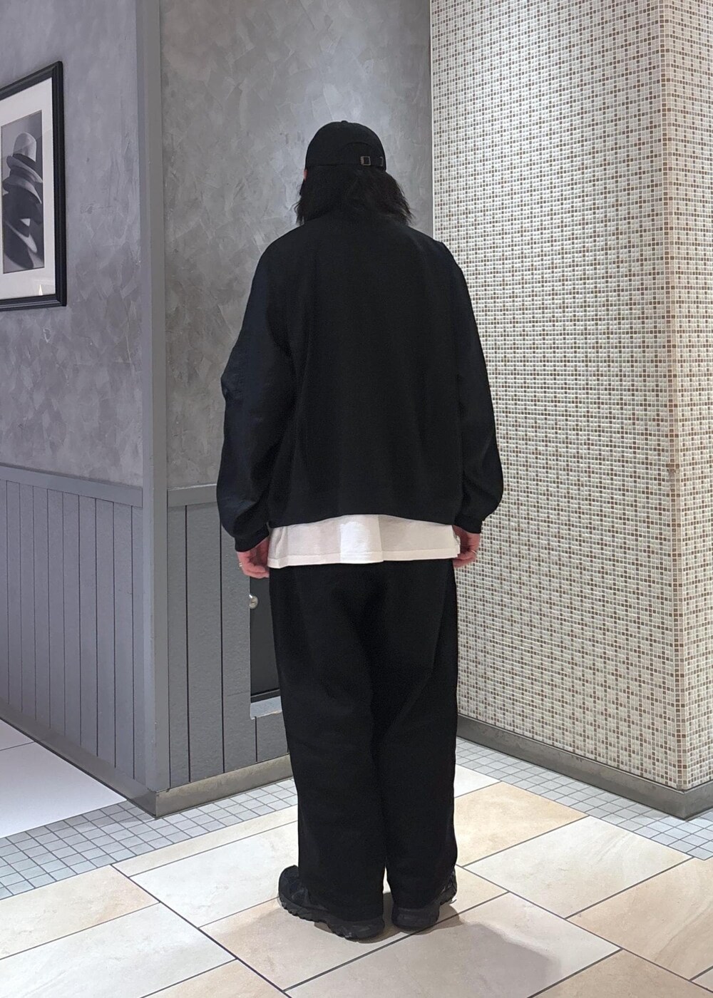 ブラック系のブルゾンを着用したメンズの春コーディネートの5枚目の写真