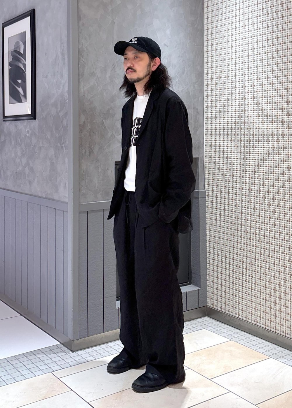 ブラック系のその他パンツ、ブラック系のテーラードジャケットを着用したメンズの春コーディネートの2枚目の写真