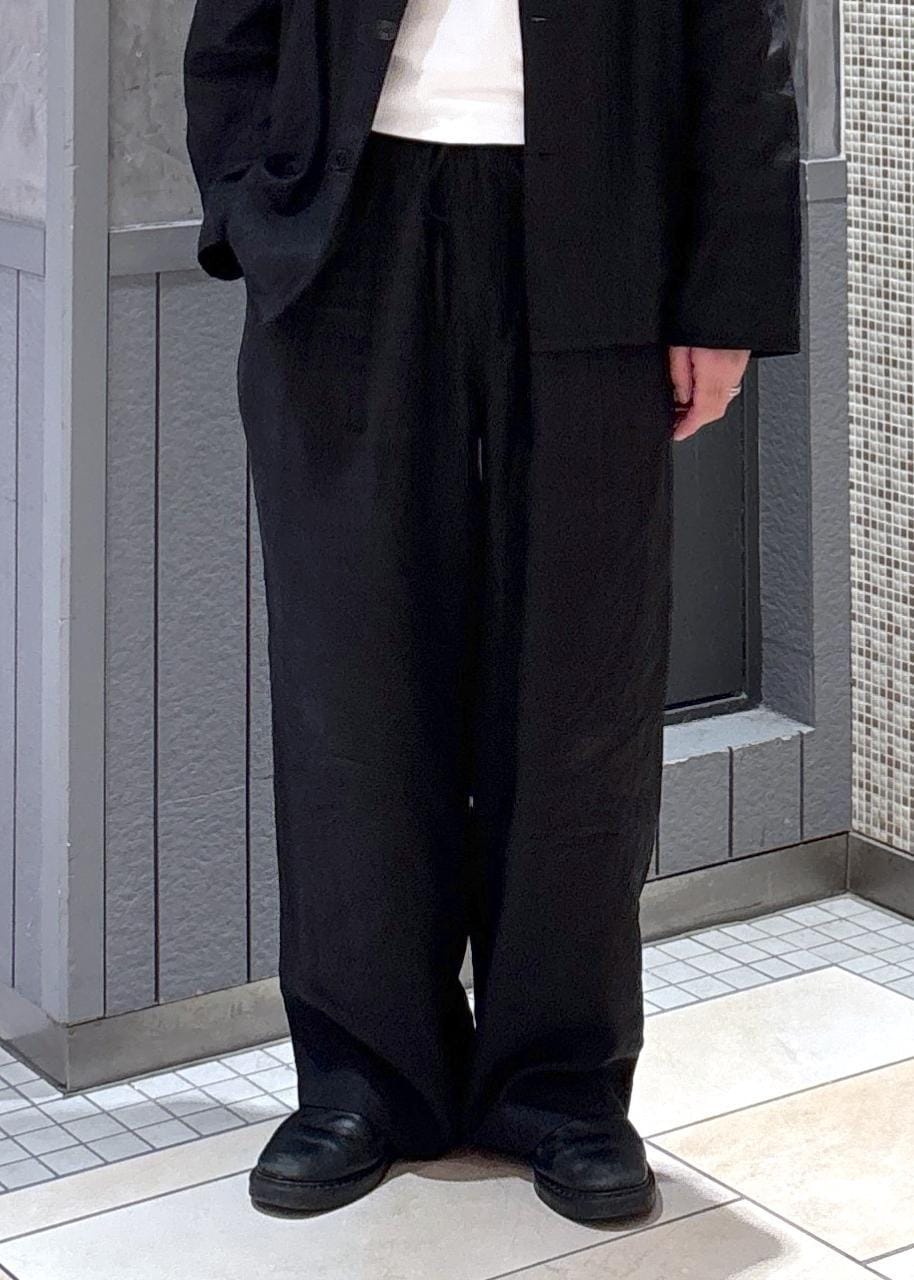 ブラック系のその他パンツ、ブラック系のテーラードジャケットを着用したメンズの春コーディネートの5枚目の写真