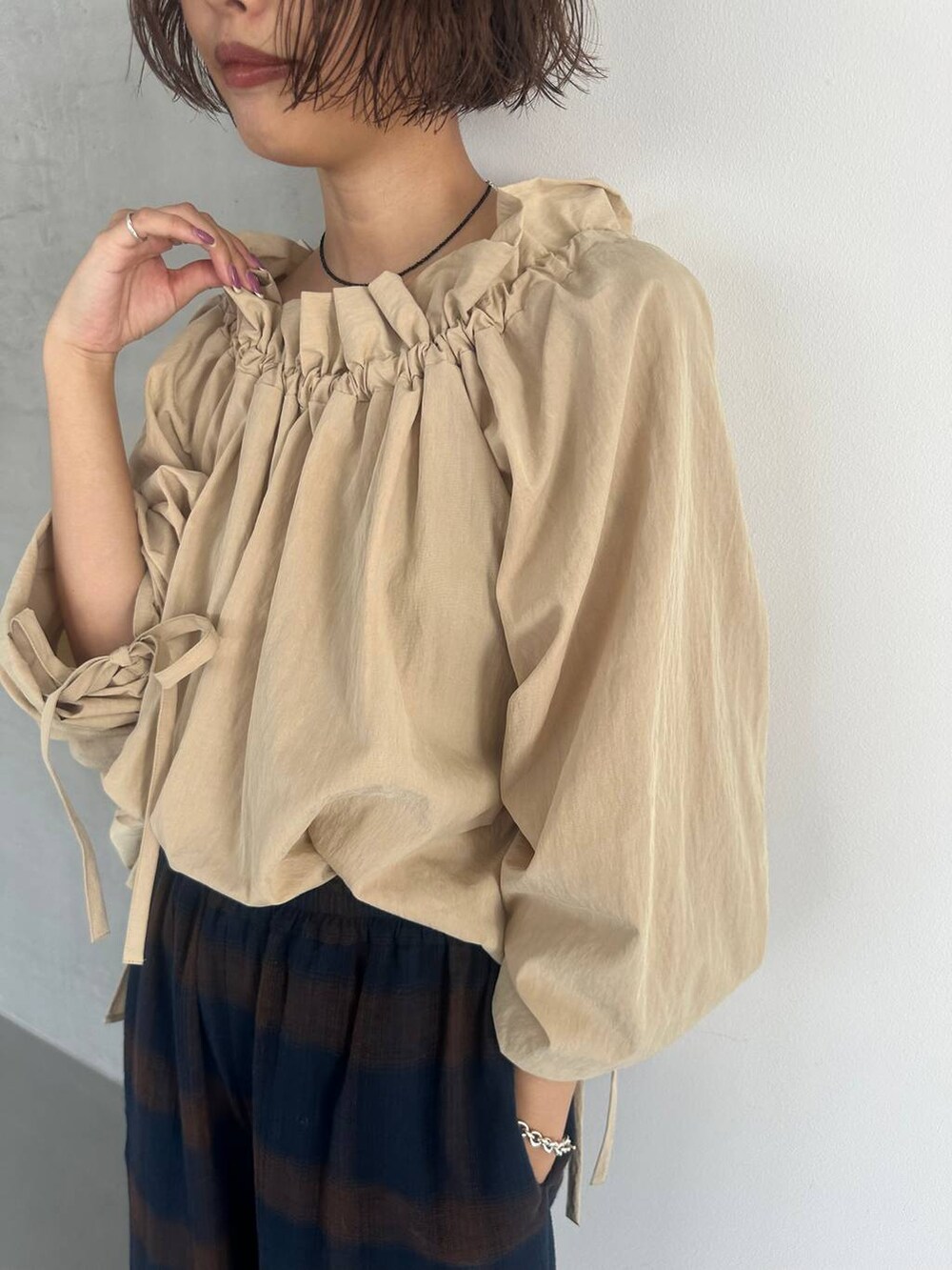 ブラウン系のパンプス、ブルー系のその他パンツ、ブラック系のネックレスを着用したレディースの秋コーディネートの7枚目の写真