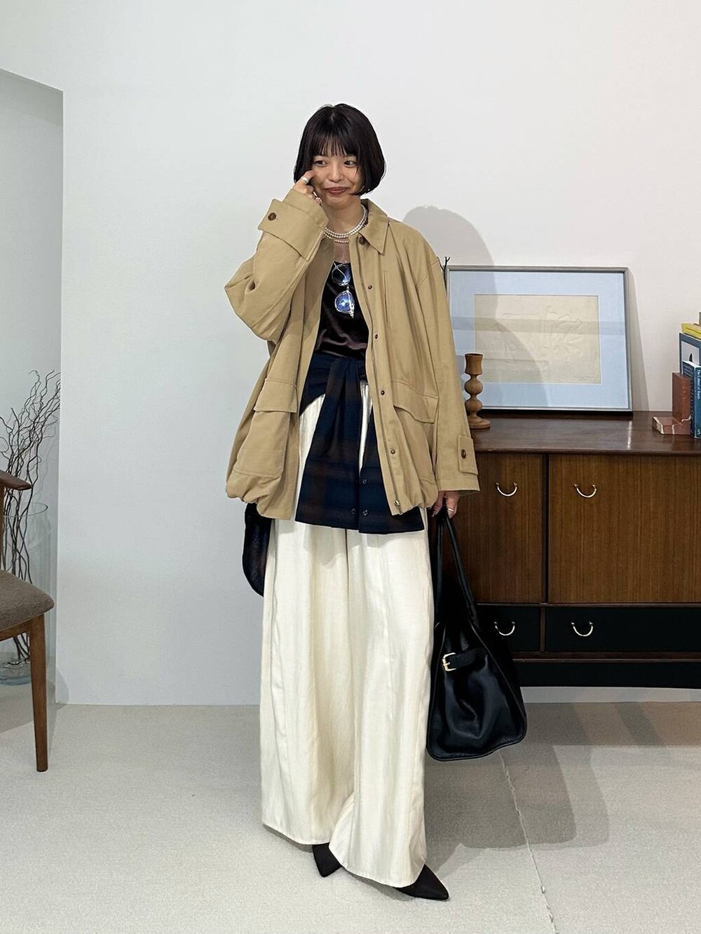 ホワイト系のその他パンツ、ブラウン系のパンプス、ブルー系のシャツ/ブラウスを着用したレディースの秋コーディネートの2枚目の写真