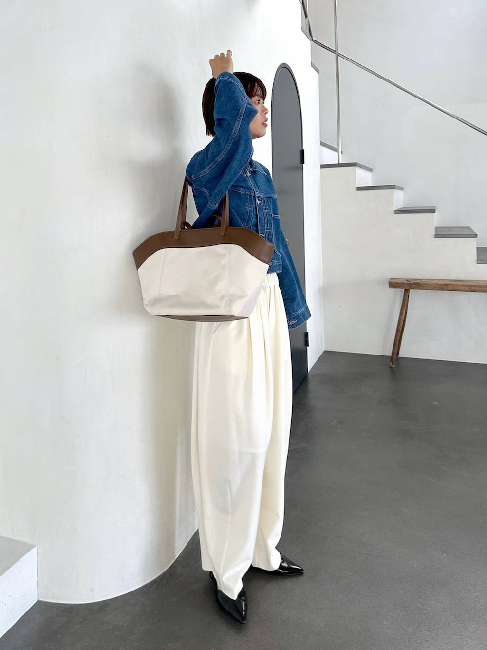 ブルー系のデニムジャケットを着用したレディースの夏コーディネートの5枚目の写真