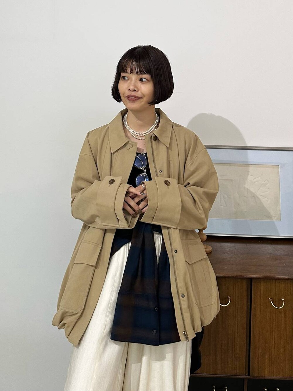 ホワイト系のその他パンツ、ブラウン系のパンプス、ブルー系のシャツ/ブラウスを着用したレディースの秋コーディネートの4枚目の写真