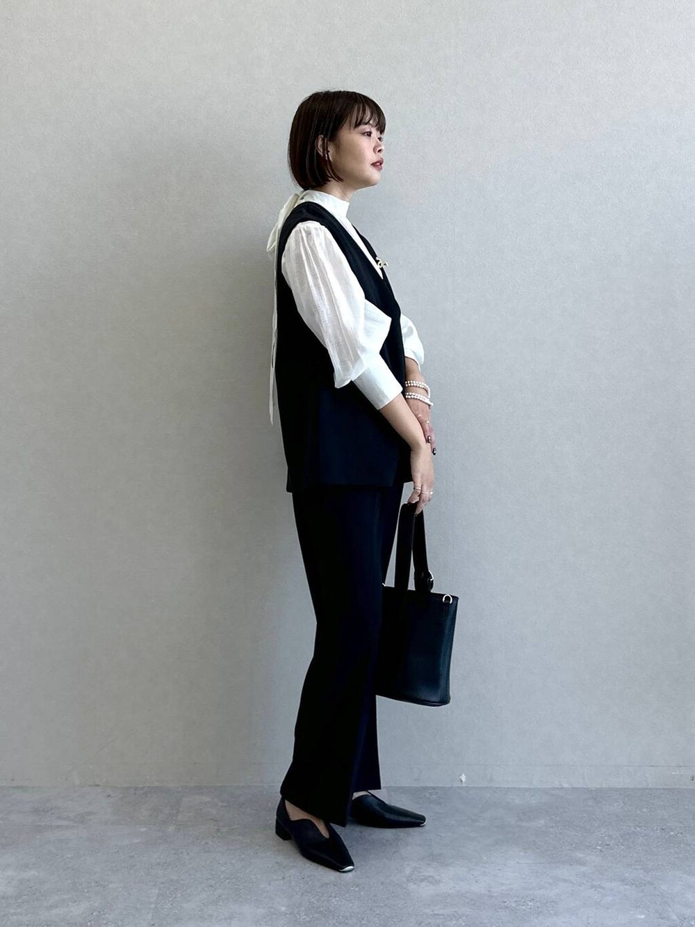 「高身長、ワントーン、カジュアル、テーマパーク、デート/ロマンティック、女子会、SNAP_apart by lowrys、apart by lowrys、入学式・卒業式、結婚式2次会、ブラウス、セットアップ」｜「A part byの【上下セット販売】ベスト＆フレアパンツセットアップ（パンツドレス、ブラック系）」を使った、ａｉｋａさん（レディース・168cm）の冬コーディネートの3枚目の写真