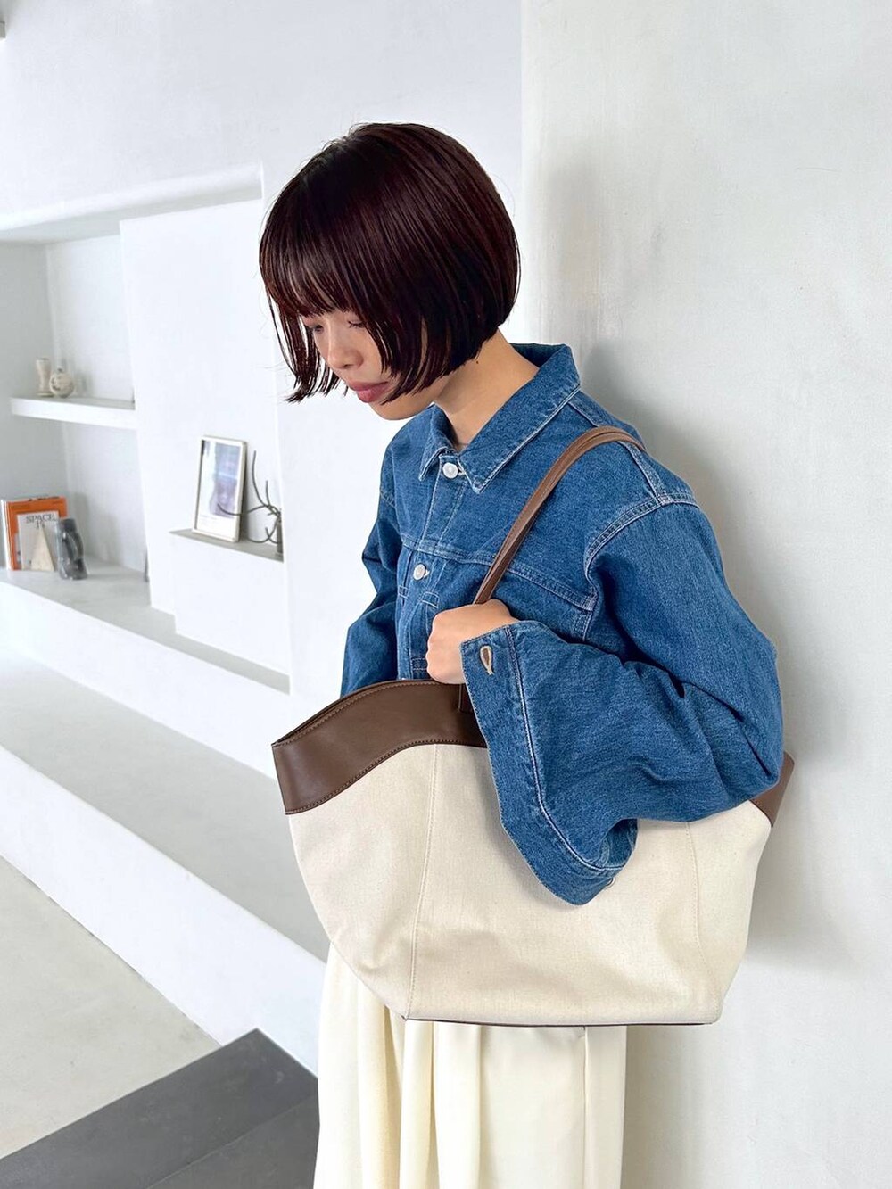 ブルー系のデニムジャケットを着用したレディースの夏コーディネートの6枚目の写真