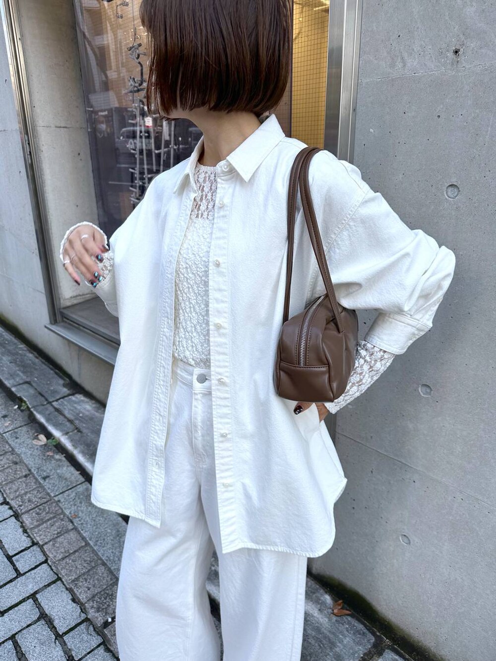 ホワイト系のシャツ/ブラウスを着用したレディースの冬コーディネートの6枚目の写真